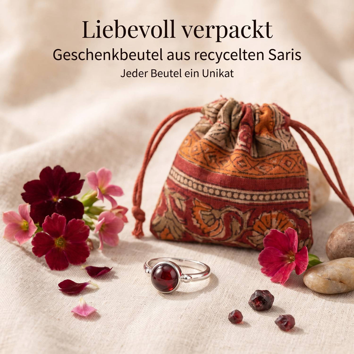 Silberring mit Granat und Geschenkbeutel aus recyceltem Sari