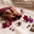 [KI] Silberring mit Granat und Geschenkbeutel aus recyceltem Sari