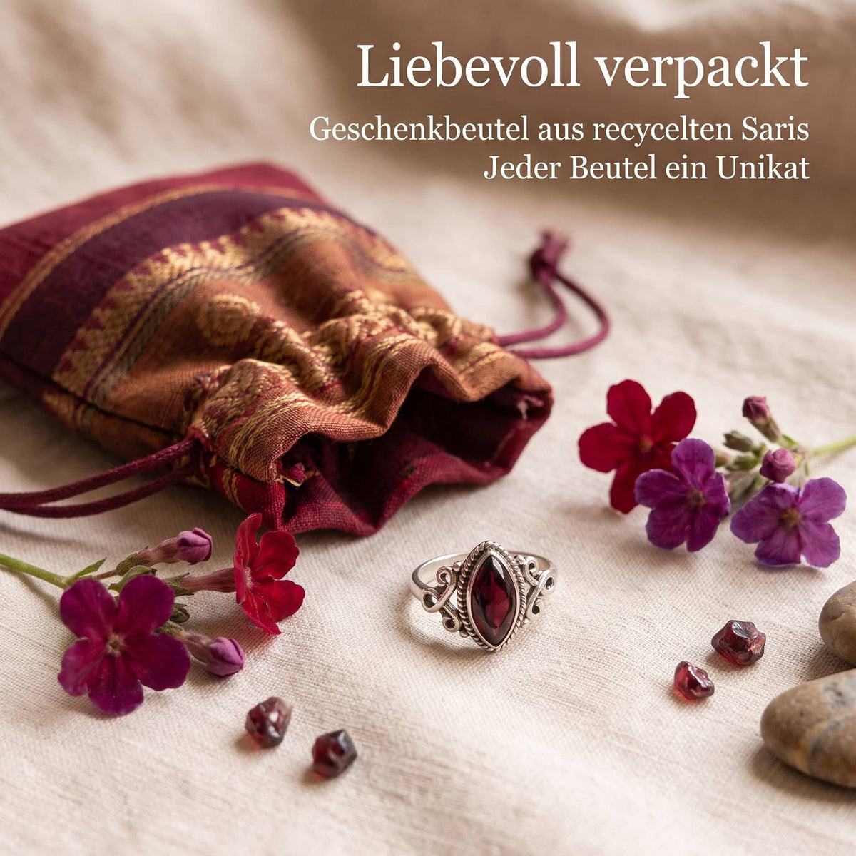 Silberring mit Granat und Geschenkbeutel aus recyceltem Sari