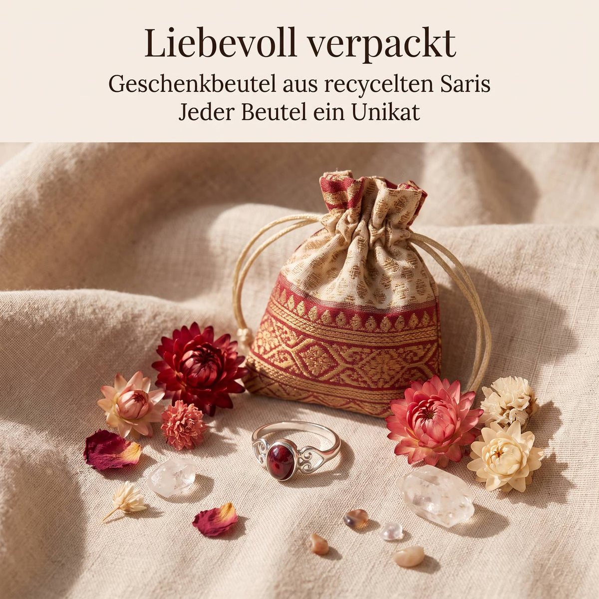 Silberring mit Granat und Geschenkbeutel aus recyceltem Sari