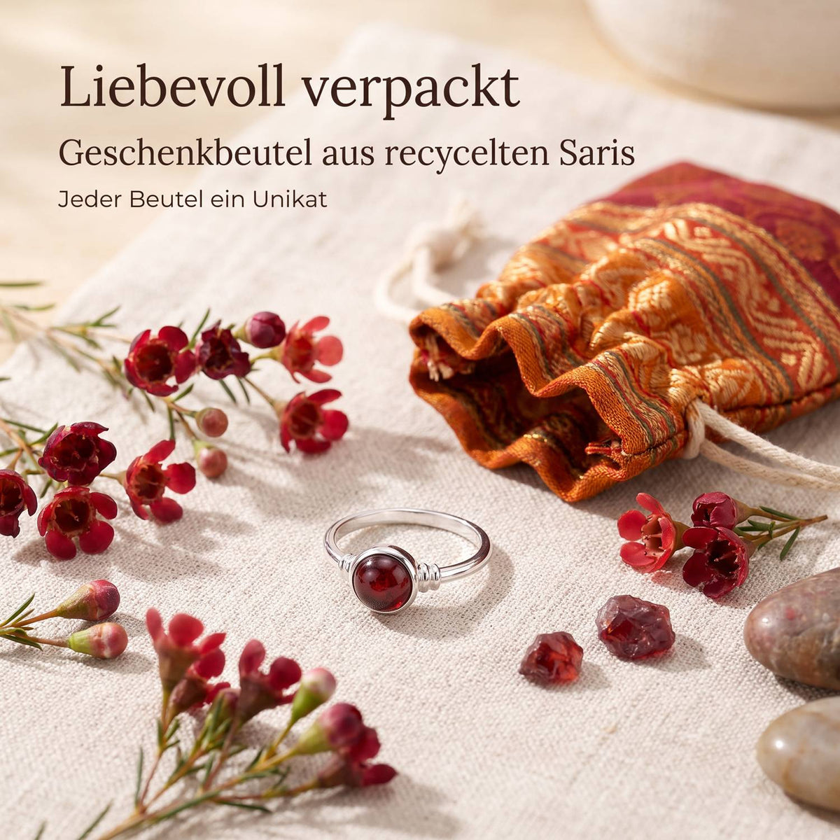Silberring mit Granat und Geschenkbeutel aus recyceltem Sari