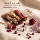 [KI] Silberring mit Granat und Geschenkbeutel aus recyceltem Sari
