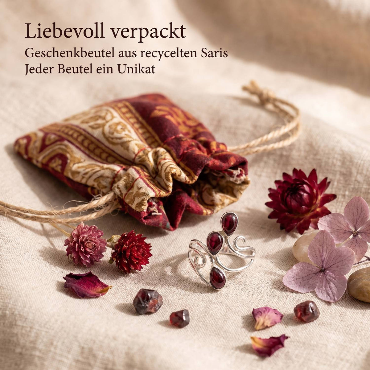 Silberring mit Granat und Geschenkbeutel aus recyceltem Sari