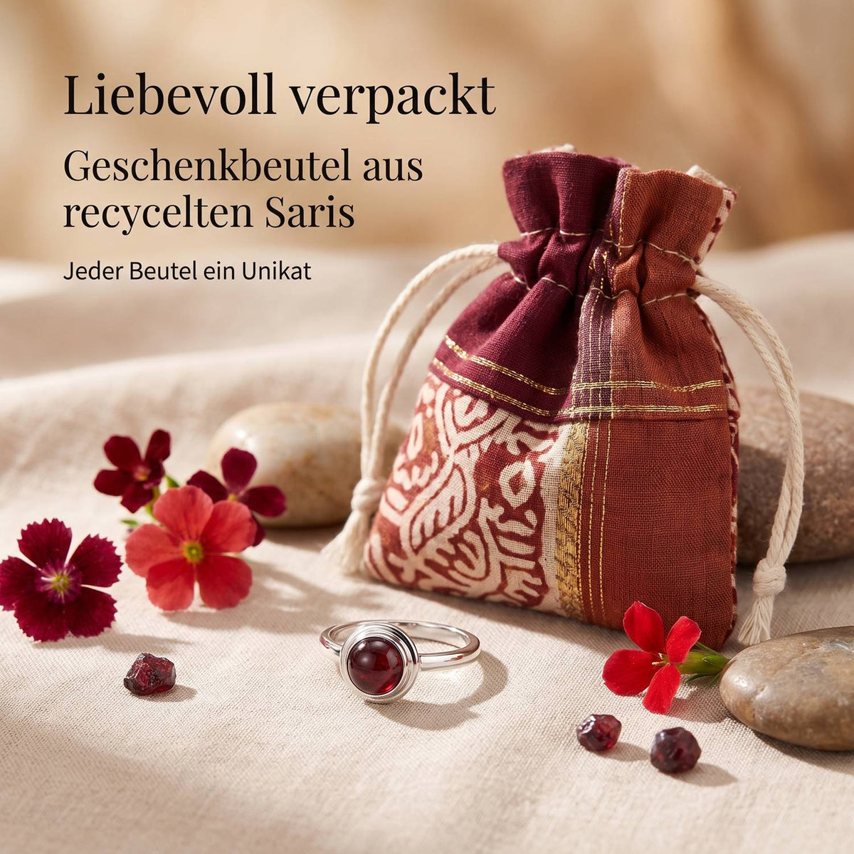 Silberring mit Granat und Geschenkbeutel aus recyceltem Sari
