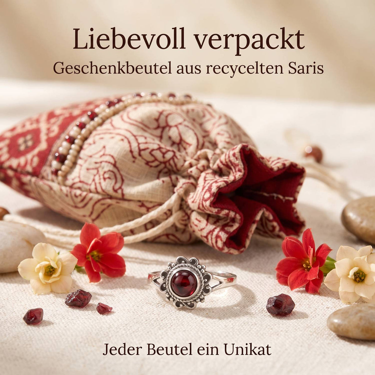 Silberring mit Granat und Geschenkbeutel aus recyceltem Sari