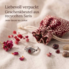 [KI] Silberring mit Granat und Geschenkbeutel aus recyceltem Sari