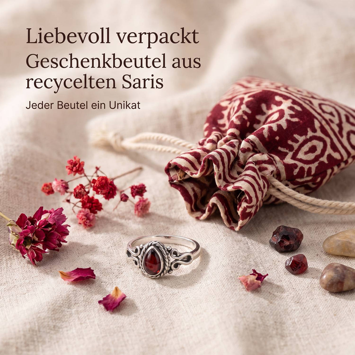 Silberring mit Granat und Geschenkbeutel aus recyceltem Sari
