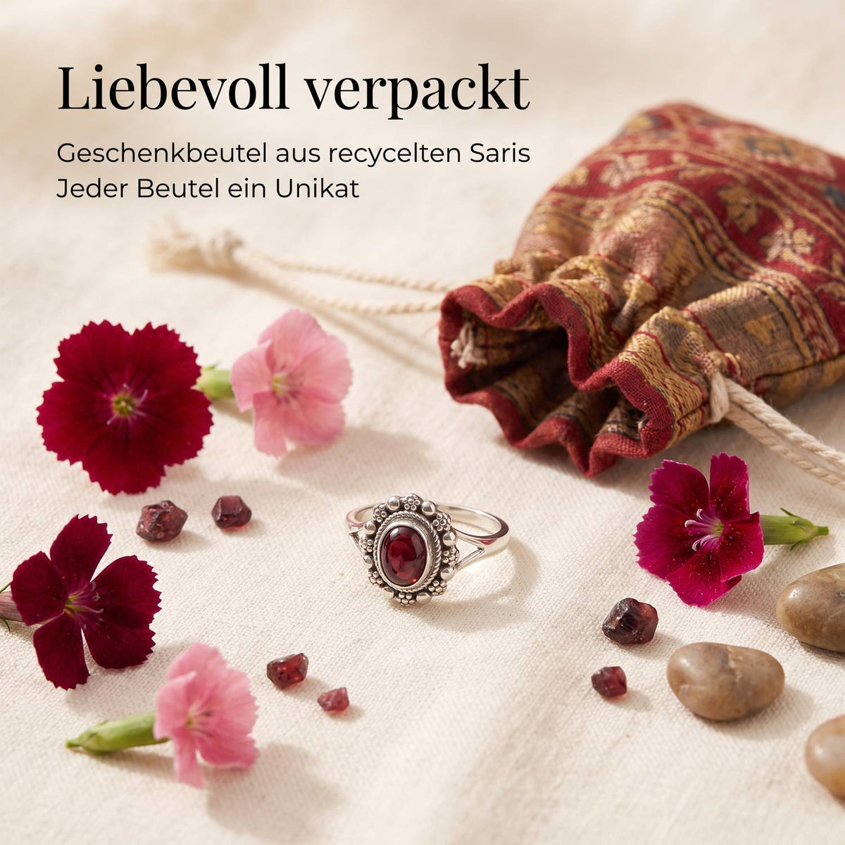 Silberring mit Granat und Geschenkbeutel aus recyceltem Sari