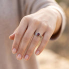 [KI] Granatring aus Silber getragen an der Hand im Freien