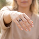 [KI] Granatring aus Silber getragen an der Hand im Freien
