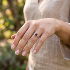 [KI] Granatring aus Silber getragen an der Hand im Freien