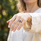 [KI] Granatring aus Silber getragen an der Hand im Freien