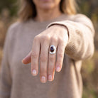 [KI] Granatring aus Silber getragen an der Hand im Freien