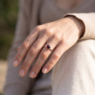 [KI] Granatring aus Silber getragen an der Hand im Freien