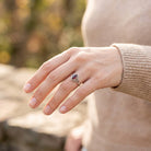 [KI] Granatring aus Silber getragen an der Hand im Freien