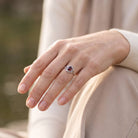 [KI] Granatring aus Silber getragen an der Hand im Freien