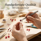 [KI] Handgefertigter Silberring mit Granat bei der Schmuckherstellung