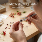 [KI] Handgefertigter Silberring mit Granat bei der Schmuckherstellung