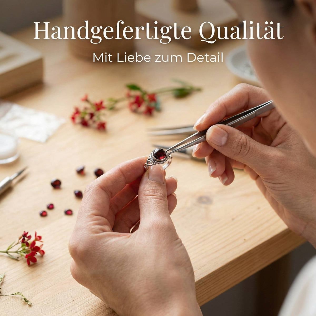 Handgefertigter Silberring mit Granat bei der Schmuckherstellung