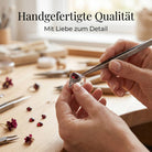 [KI] Handgefertigter Silberring mit Granat bei der Schmuckherstellung