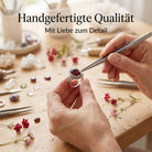 [KI] Handgefertigter Silberring mit Granat bei der Schmuckherstellung