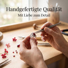 [KI] Handgefertigter Silberring mit Granat bei der Schmuckherstellung