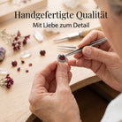 [KI] Handgefertigter Silberring mit Granat bei der Schmuckherstellung