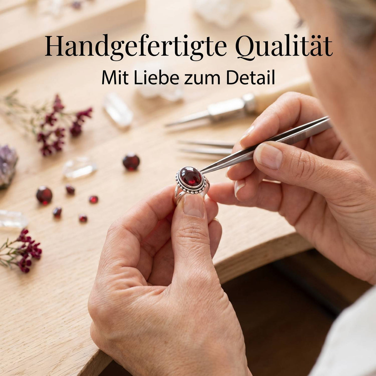 Handgefertigter Silberring mit Granat bei der Schmuckherstellung