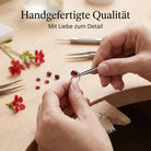 [KI] Handgefertigter Silberring mit Granat bei der Schmuckherstellung