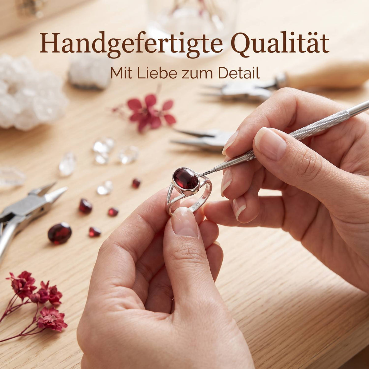 Handgefertigter Silberring mit Granat bei der Schmuckherstellung