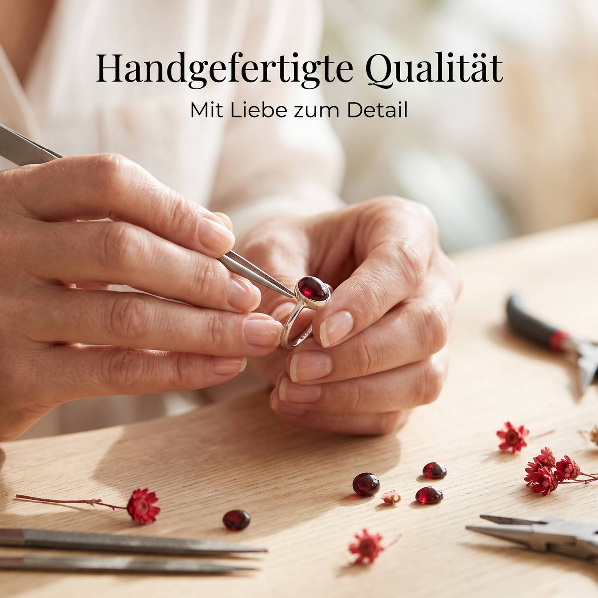 Handgefertigter Silberring mit Granat bei der Schmuckherstellung