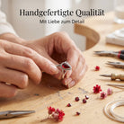 [KI] Handgefertigter Silberring mit Granat bei der Schmuckherstellung