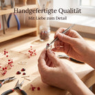 [KI] Handgefertigter Silberring mit Granat bei der Schmuckherstellung