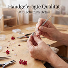 [KI] Handgefertigter Silberring mit Granat bei der Schmuckherstellung