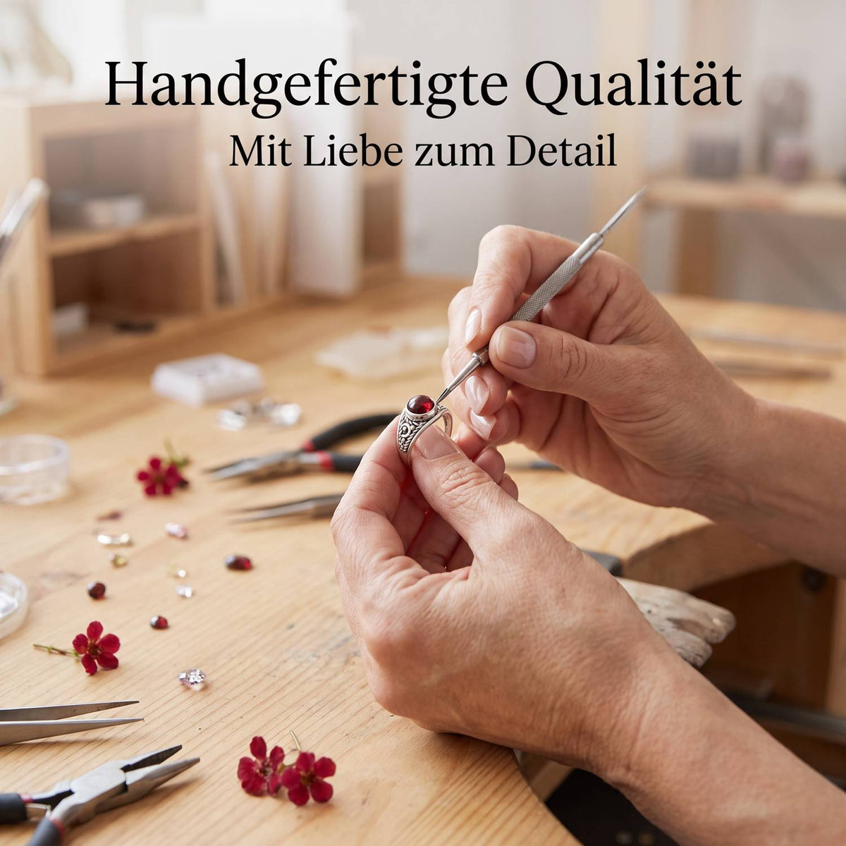 Handgefertigter Silberring mit Granat bei der Schmuckherstellung