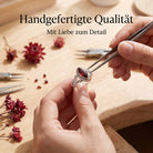 [KI] Handgefertigter Silberring mit Granat bei der Schmuckherstellung