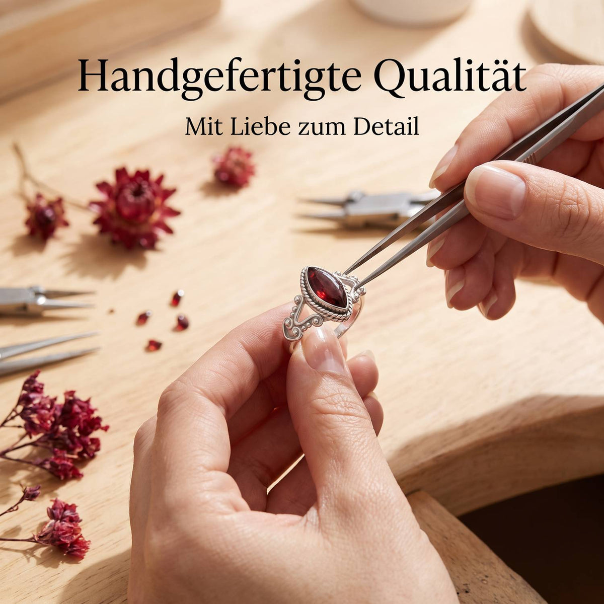 Handgefertigter Silberring mit Granat bei der Schmuckherstellung
