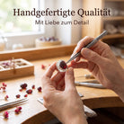 [KI] Handgefertigter Silberring mit Granat bei der Schmuckherstellung