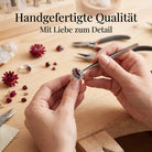[KI] Handgefertigter Silberring mit Granat bei der Schmuckherstellung