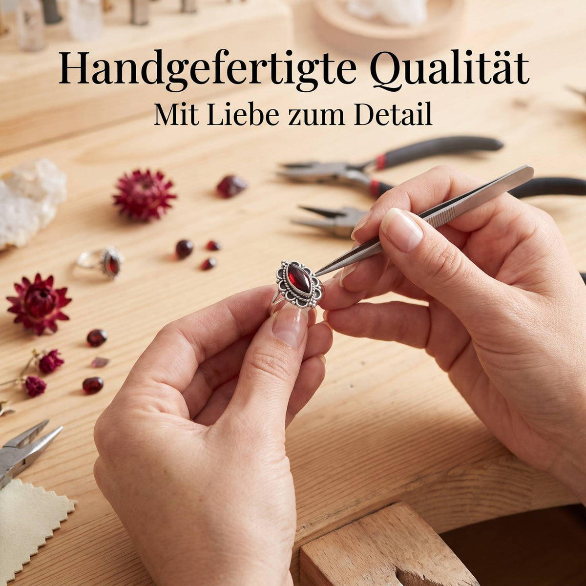 Handgefertigter Silberring mit Granat bei der Schmuckherstellung