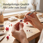 [KI] Handgefertigter Silberring mit Granat bei der Schmuckherstellung