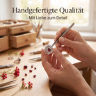 [KI] Handgefertigter Silberring mit Granat bei der Schmuckherstellung