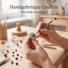[KI] Handgefertigter Silberring mit Granat bei der Schmuckherstellung
