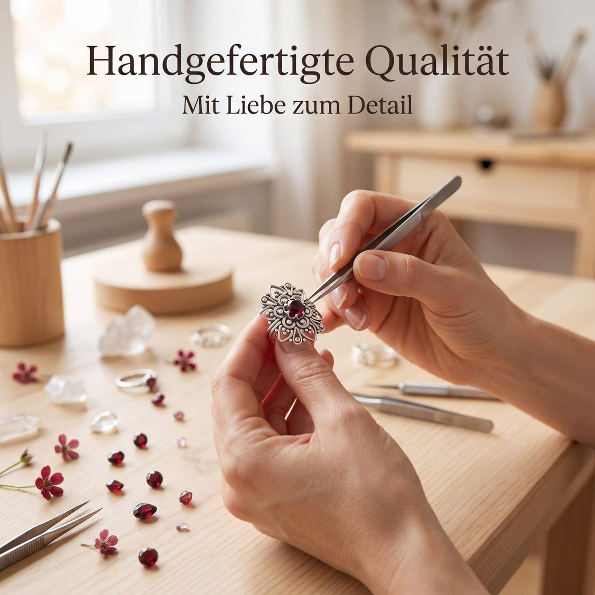 Handgefertigter Silberring mit Granat bei der Schmuckherstellung