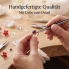 [KI] Handgefertigter Silberring mit Granat bei der Schmuckherstellung