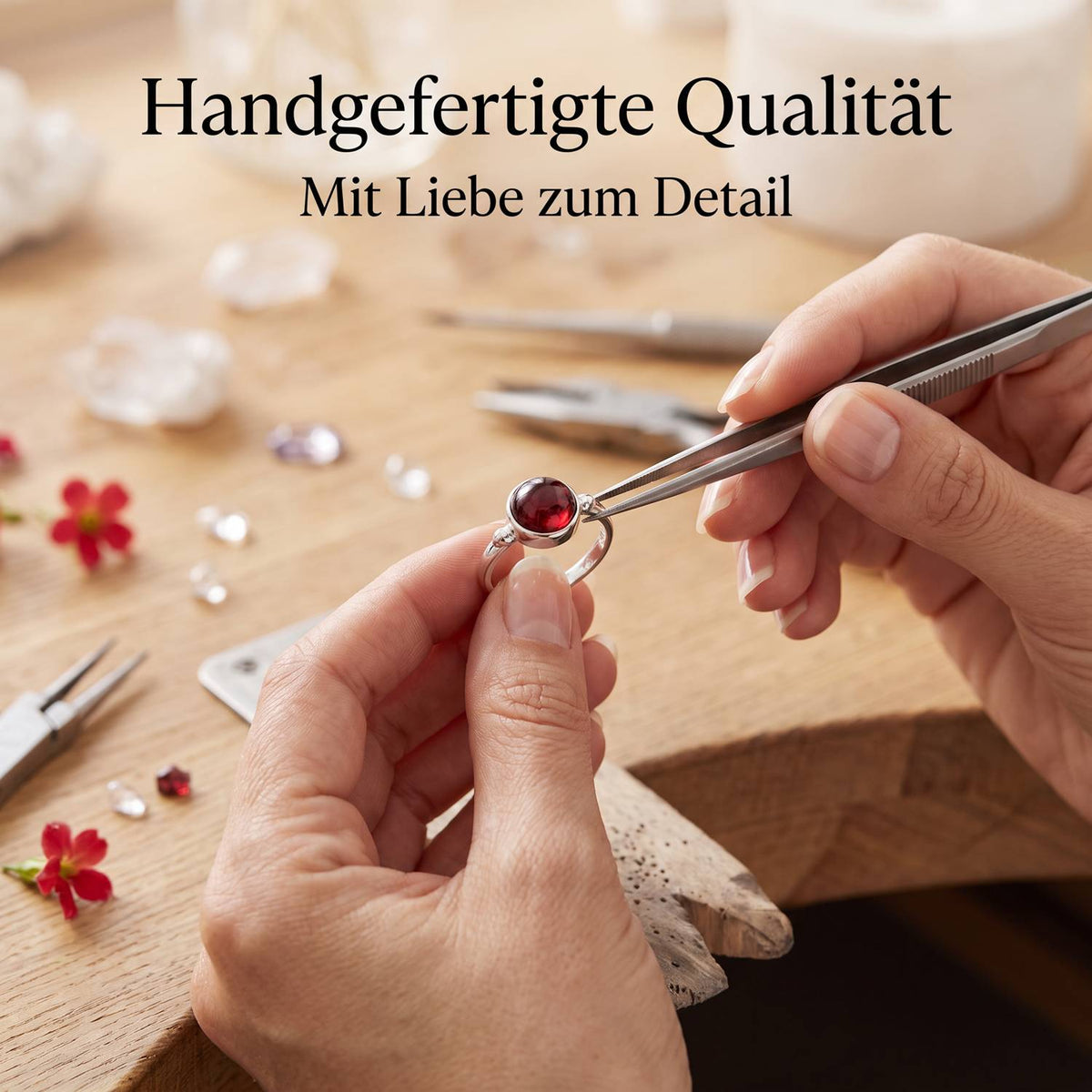 Handgefertigter Silberring mit Granat bei der Schmuckherstellung