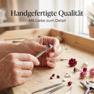 [KI] Handgefertigter Silberring mit Granat bei der Schmuckherstellung