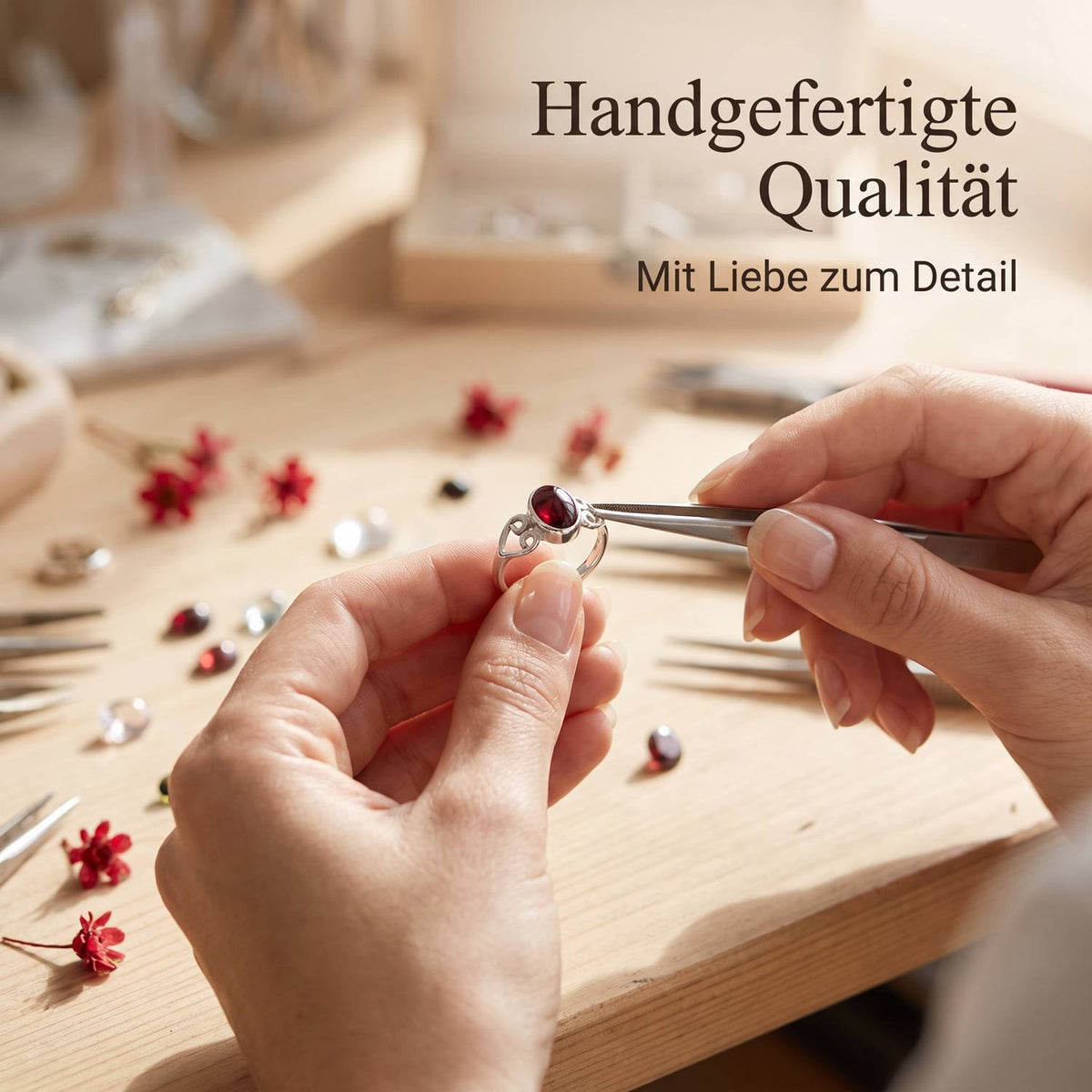 Handgefertigter Silberring mit Granat bei der Schmuckherstellung