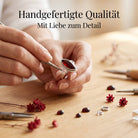 [KI] Handgefertigter Silberring mit Granat bei der Schmuckherstellung