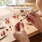[KI] Handgefertigter Silberring mit Granat bei der Schmuckherstellung